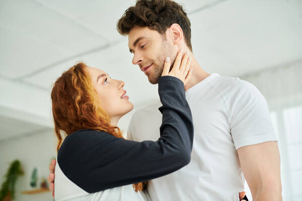 Мужчина и женщина смотрят друг на друга, запертые в тихом моменте связи и понимания.