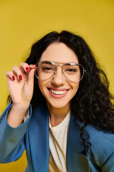 Kıvırcık Saçlı Genç Esmer Kadın Sarı Arka Planda Şık Gözlükler — Stok fotoğraf