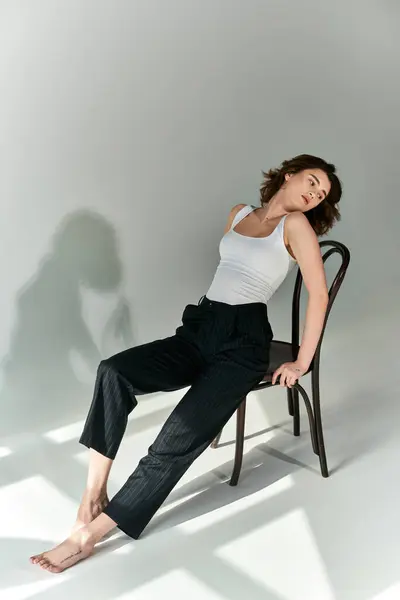 Mladá Žena Vyzařuje Eleganci Když Sedí Židli Předvádí Elegantní Pózu — Stock fotografie
