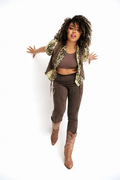 Glad Ung Afrikansk Amerikansk Kvinna Med Animalistiskt Tryck Debonair Klädsel — Stockfoto