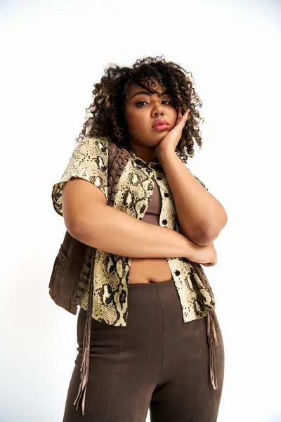 Graciös Ung Afrikansk Amerikansk Kvinna Med Animalistiskt Tryck Debonair Klädsel — Stockfoto