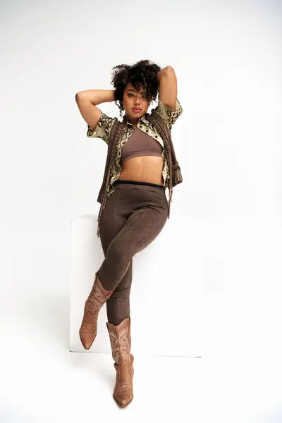 Sexig Ung Afrikansk Amerikansk Kvinna Med Animalistisk Tryck Klädsel Bredvid — Stockfoto