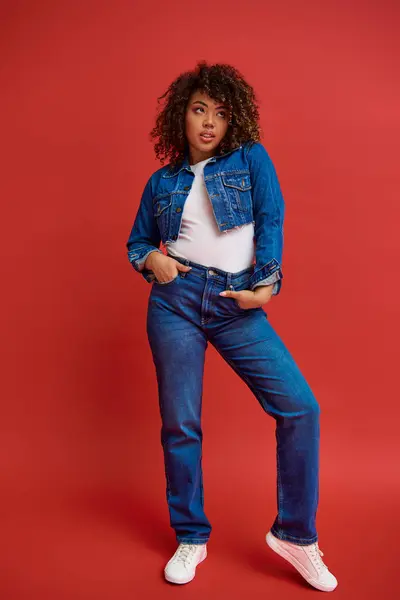 Välklädd Ung Afrikansk Amerikansk Kvinna Snygg Denim Outfit Tittar Bort — Stockfoto