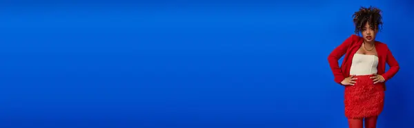 Шикарная Африканская Американка Красной Юбке Блейзере Синем Фоне Глядя Камеру — стоковое фото
