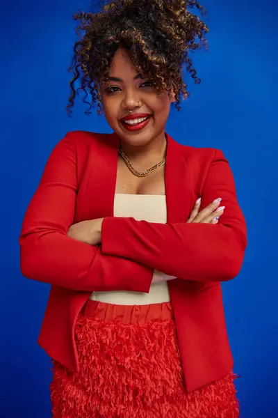 Vrolijk Verleidelijk Afrikaans Amerikaanse Vrouw Rode Blazer Met Verzamelde Haar — Stockfoto