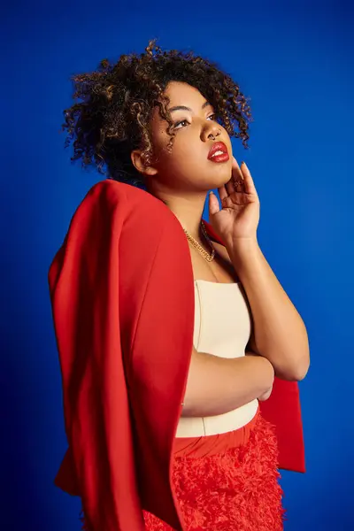 Debonair Elegante Modelo Feminino Afro Americano Roupa Vibrante Olhando Para — Fotografia de Stock
