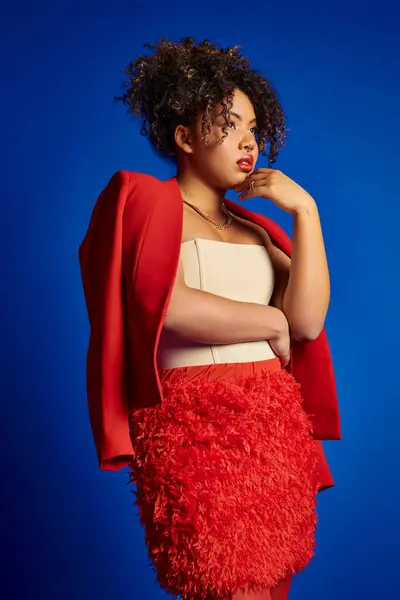 Aantrekkelijk Stijlvol Afrikaans Amerikaans Vrouw Model Levendige Outfit Weg Kijken — Stockfoto
