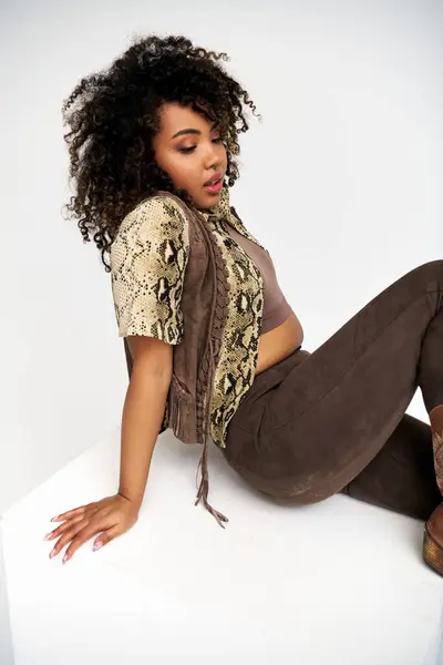 Atraente Mulher Americana Africana Moda Com Impressão Animalesca Traje Sentado Fotografia De Stock