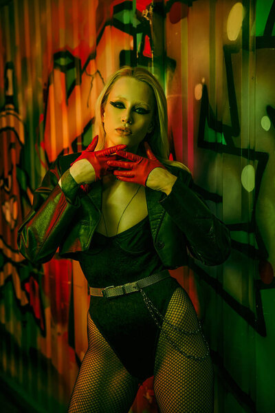 Женщина в черном и красных перчатках