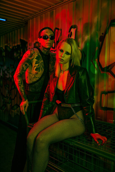 Мужчина и женщина позируют для фото на яркой вечеринке