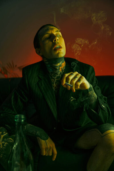 Мужчина в костюме курит сигарету