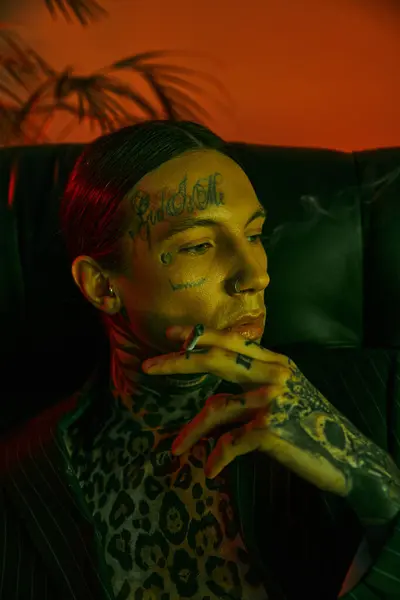 Mężczyzna Tatuażami Twarzy Palący Papierosa — Zdjęcie stockowe