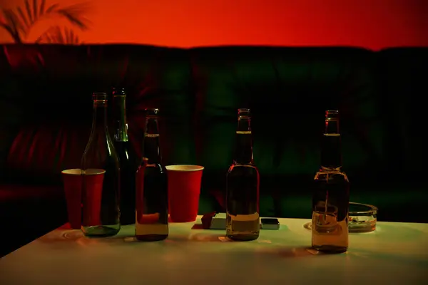 Ein Tisch Ist Mit Weinflaschen Und Gläsern Geschmückt — Stockfoto