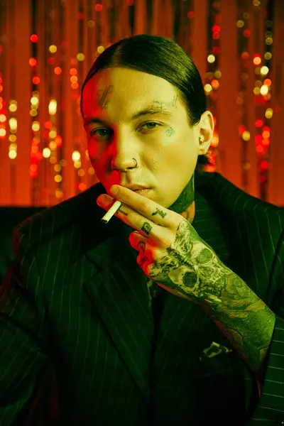 Muž Obleku Kouří Venku Cigaretu — Stock fotografie