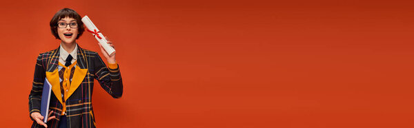 знамя студентки с дипломом, счастливая студентка колледжа в стильном академическом наряде, празднующая успех