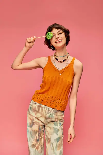 Mujer Joven Feliz Naranja Tejida Tanque Superior Que Cubre Ojo — Foto de Stock