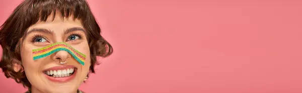Szczęśliwa Kobieta Dwudziestce Słodko Kwaśnym Paskiem Nosie Różowym Tle Sztandar — Zdjęcie stockowe