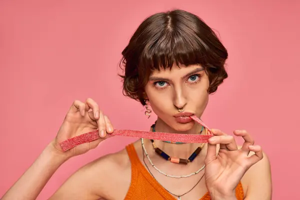 Brunette Jonge Vrouw Met Neus Piercing Bijten Zoet Zuur Candy — Stockfoto