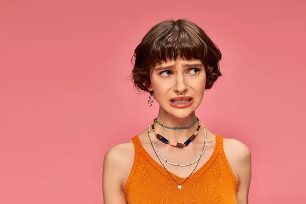 Förbryllad Ung Flicka Årsåldern Stående Orange Stickad Tank Topp Rosa — Stockfoto