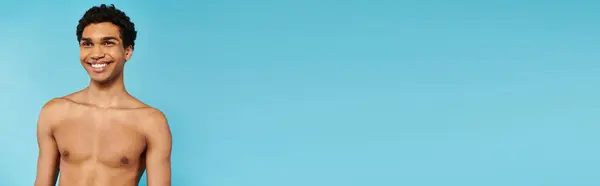 Веселый Молодой Африканский Американец Синих Плавках Смотрящий Сторону Голубом Фоне — стоковое фото
