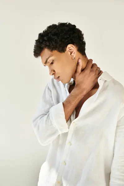 ハンサムなエレガントなアフリカ系アメリカ人男性 ベージュの背景を見下ろすシックなリネン服 — ストック写真