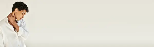 Изысканный Африканский Американец Шикарной Льняной Одежде Смотрящий Сторону Бежевом Фоне — стоковое фото