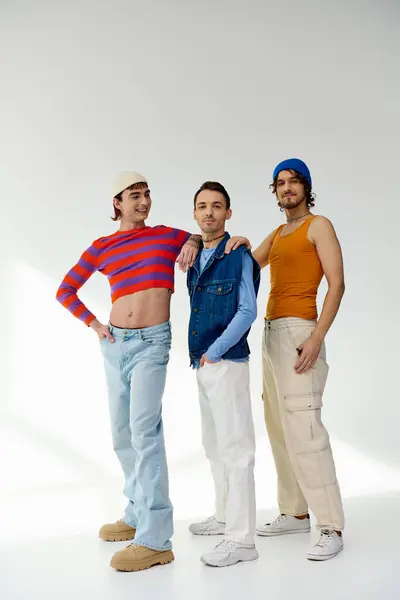 Χαρούμενα Όμορφος Lgbtq Άνδρες Φίλοι Casual Ζωντανά Ρούχα Ποζάρουν Ενεργά — Φωτογραφία Αρχείου