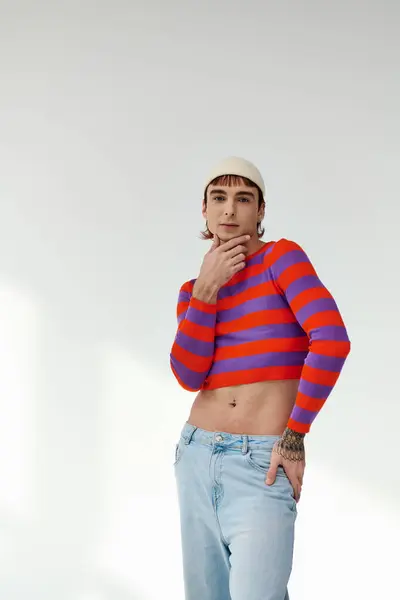 Glad Trendig Homosexuell Man Med Vit Hatt Levande Klädsel Poserar — Stockfoto
