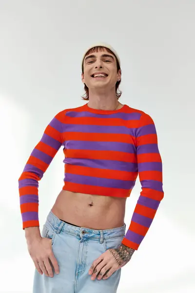 Glad Trendig Homosexuell Man Med Vit Hatt Levande Klädsel Poserar — Stockfoto