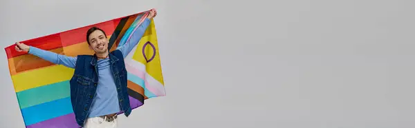 Весело Привлекательный Гей Яркой Повседневной Одежде Радужным Флагом Улыбаясь Камеру — стоковое фото