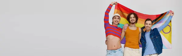 Três Alegre Gay Homens Vibrante Roupas Posando Com Arco Íris — Fotografia de Stock