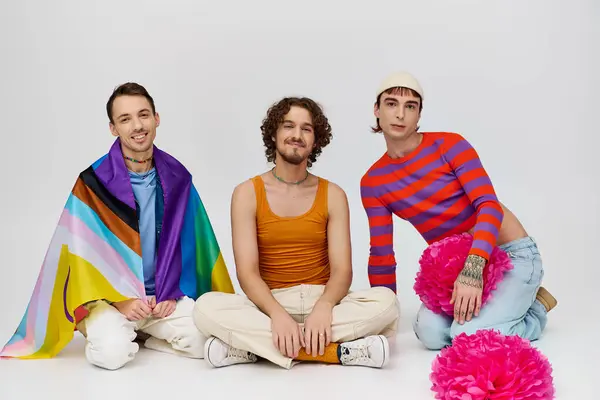 Χαρούμενα Ελκυστική Ομοφυλόφιλους Άνδρες Ζωντανά Ρούχα Ποζάρουν Σημαία Ουράνιο Τόξο — Φωτογραφία Αρχείου