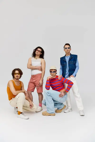 Fyra Attraktiva Glada Homosexuella Vänner Med Snygga Solglasögon Poserar Aktivt — Stockfoto