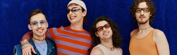 Fröhlich Gut Aussehende Schwule Männer Mit Sonnenbrille Lebendigen Kleidern Posieren — Stockfoto