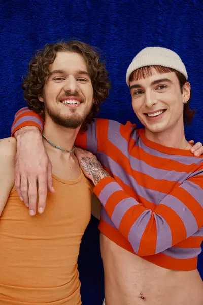 Dwa Zadowolony Dobrze Wyglądający Gej Mężczyźni Żywe Ubrania Pozowanie Ciemnoniebieski — Zdjęcie stockowe