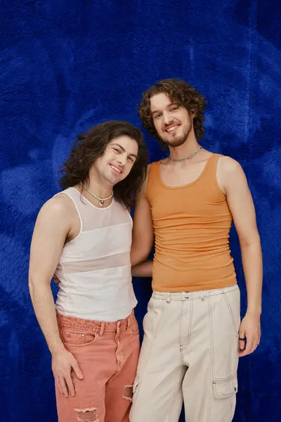 Fröhlich Attraktiv Elegant Homosexuell Freunde Gemütlichen Outfits Auf Dunkelblauem Hintergrund — Stockfoto