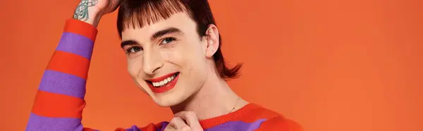 Jolly Attraktiv Snygg Homosexuell Man Med Levande Makeup Modisk Casual — Stockfoto