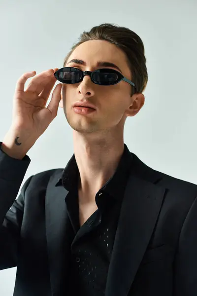 Young Queer Person Strikes Confident Pose Sharp Suit Wearing Sunglasses — Foto de Stock