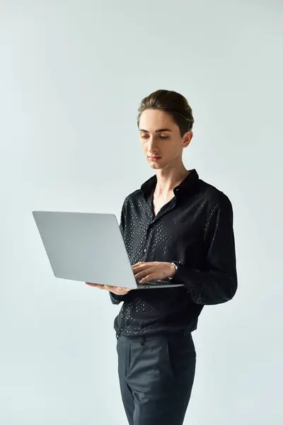 Квір Людина Дії Використовуючи Ноутбук Білому Тлі — стокове фото
