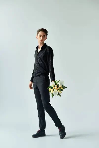 Uma Jovem Queer Fica Confiante Segurando Buquê Flores Exalando Orgulho — Fotografia de Stock