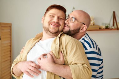 Evde yan yana duran iki adam..