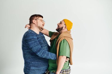 İki şık adam bir anı paylaşıyor..