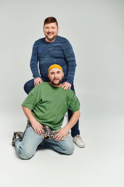 İki şık adam yerde oturuyor..