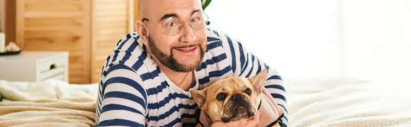 Elegante Hombre Gafas Abrazos Pequeño Bulldog Francés Casa —  Fotos de Stock