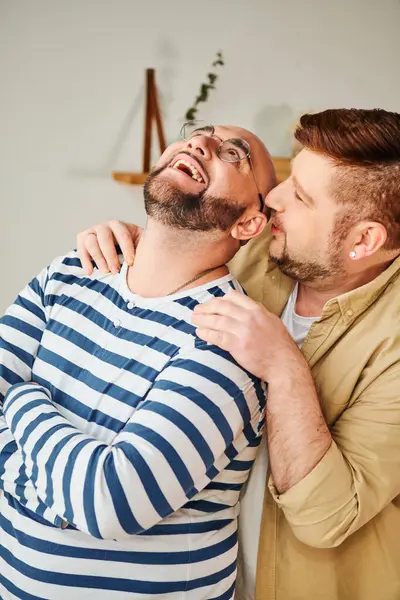 Two Men Enjoying Each Others Company Home — Stock Photo, Image