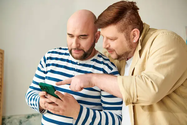Zwei Männer Ein Schwules Paar Hause Ihren Handybildschirm Vertieft — Stockfoto