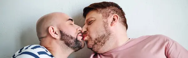 Gay Couple Expresses Affection Front Wall — Stock Photo, Image