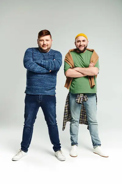 Zwei Männer Mit Verschränkten Armen Stehen Selbstbewusst Nebeneinander — Stockfoto