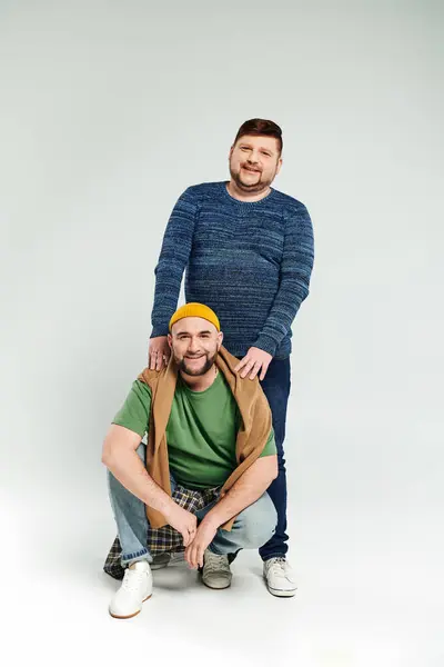Dois Homens Compartilham Momento Juntos Fundo Branco — Fotografia de Stock