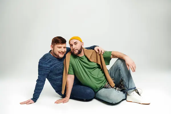 Two Men Sitting Ground Posing Picture — Stock Photo, Image